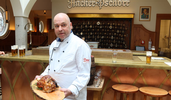 Küchenchef Wolfgang Böttinger hat viele regionale Grichte auf der Karte wie Schweinshaxn (©Foto: Martin Schitz)